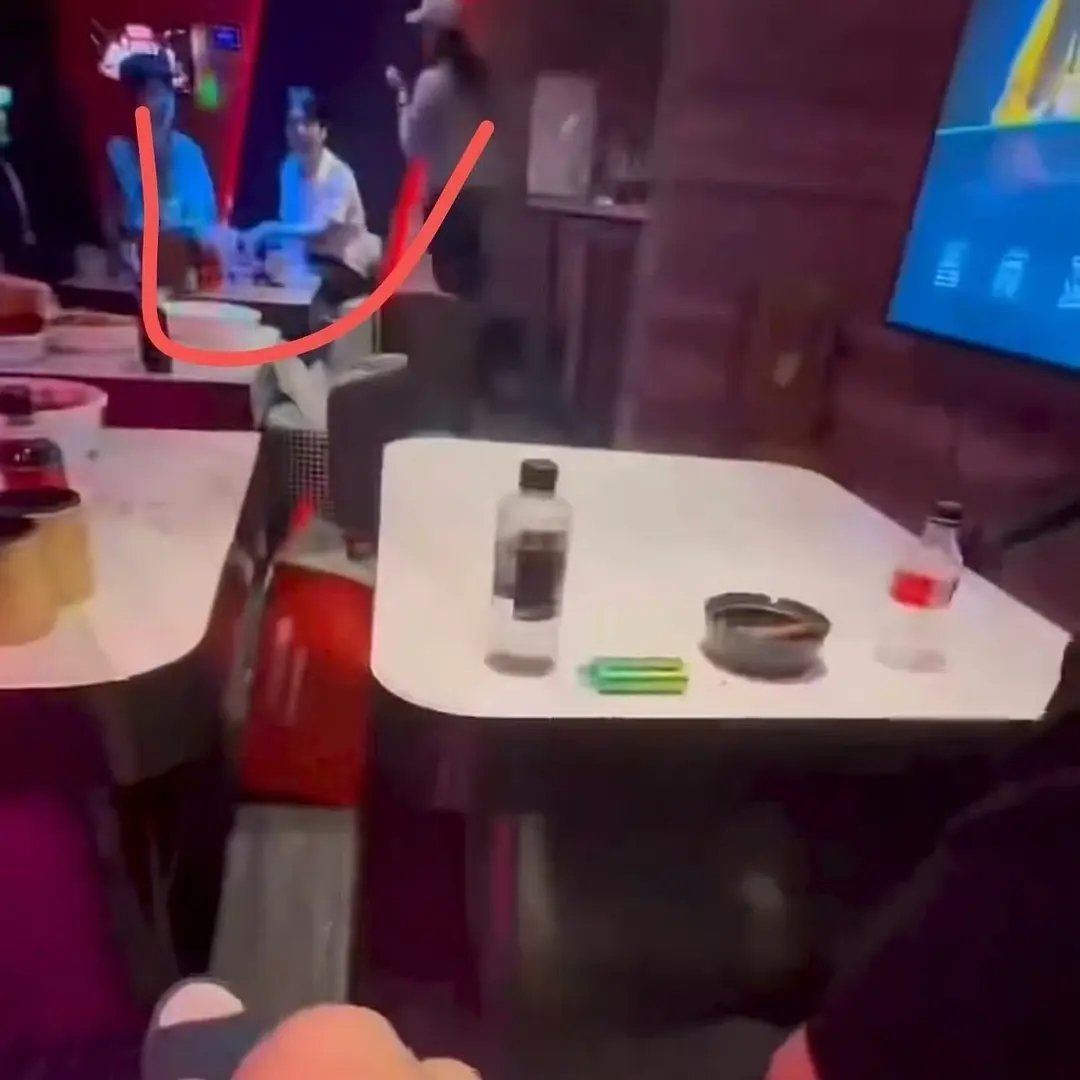 推上发了视频。。。对面是刘昊然和郭麒麟。。镜头转向右边是严浩翔。。严浩翔还举着话