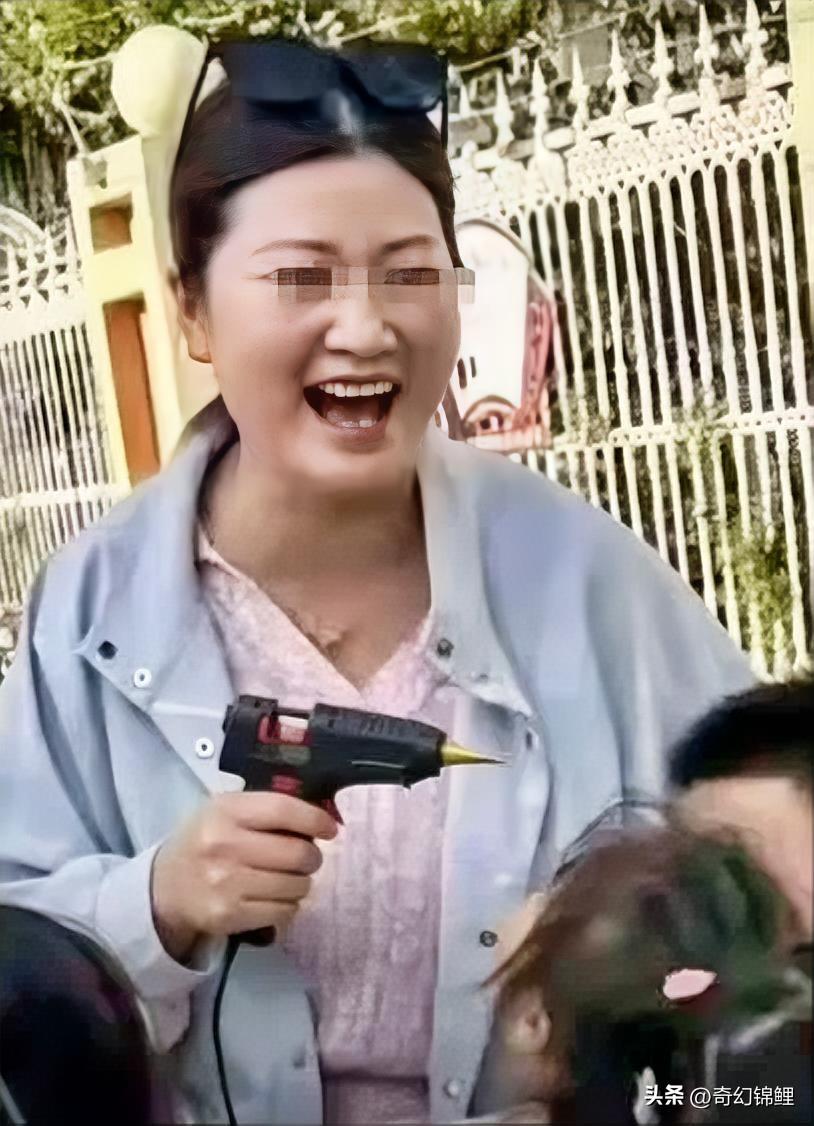 丰县出名了，
这老师手拿热熔枪，亲手把丰县推上了热搜，让全国人民都知道了这个地方