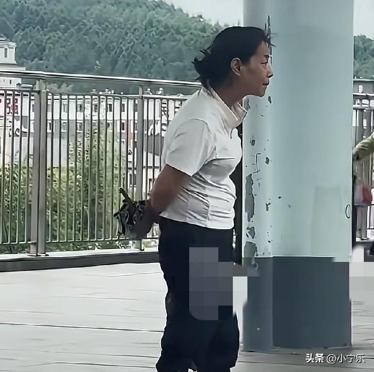 近日，吉林敦化，女儿已上车，来送站的母亲正在寻找女儿的身影，看到女儿坐上位子后，