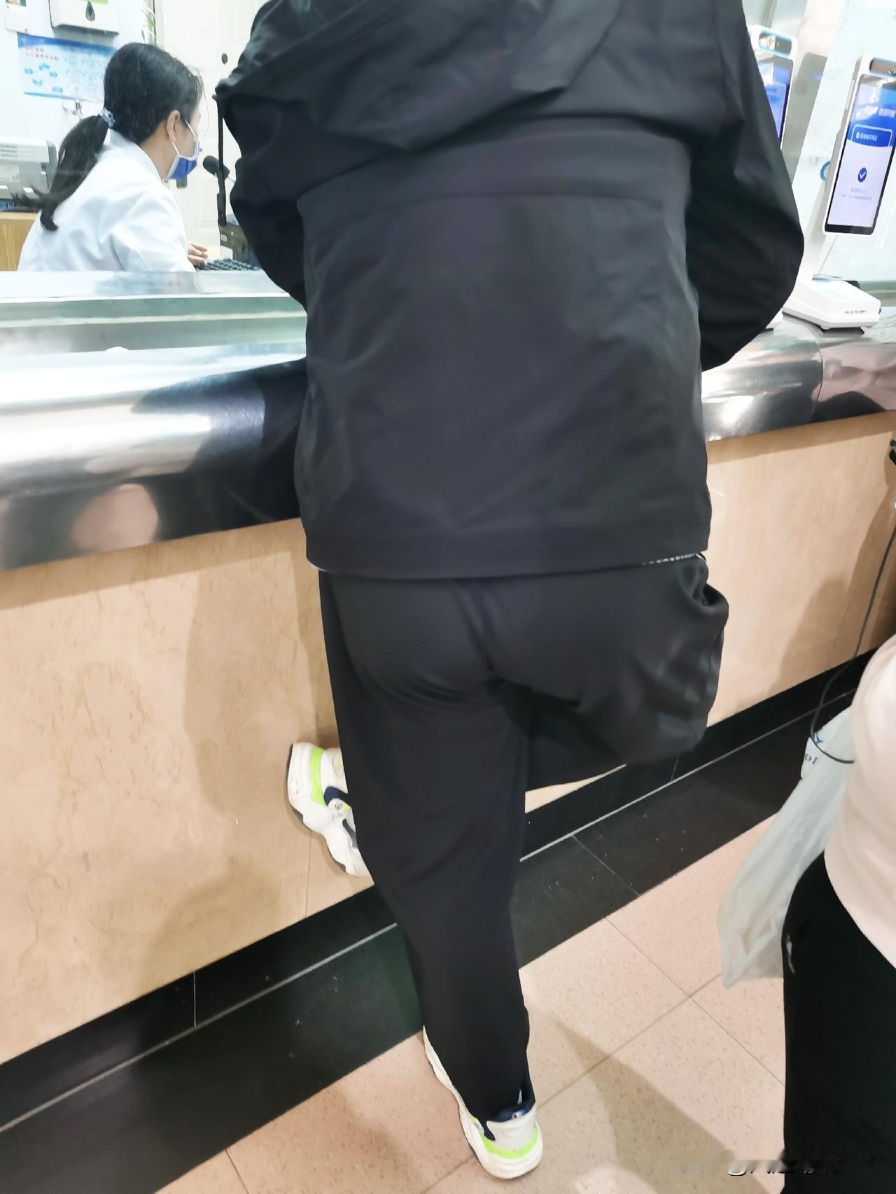 由敬自己一杯酒，脑海中思绪万千，但最想对自己说的，唯有一句：每一个“别人”的一举