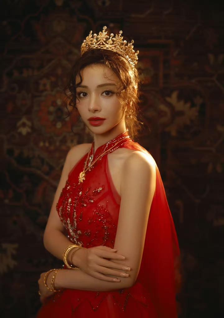 在新疆当地婚嫁传统中，黄金并非单纯的炫耀，每一件首饰都裹藏着亲人真挚的期许与世代