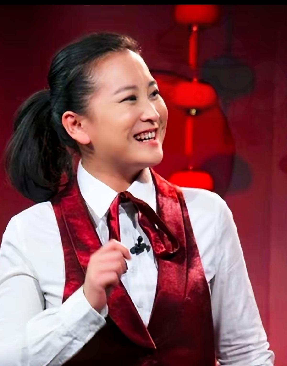 钱赚够就摆烂？从春晚红人到销声匿迹，贾玲的口碑崩塌真不冤！
 
        