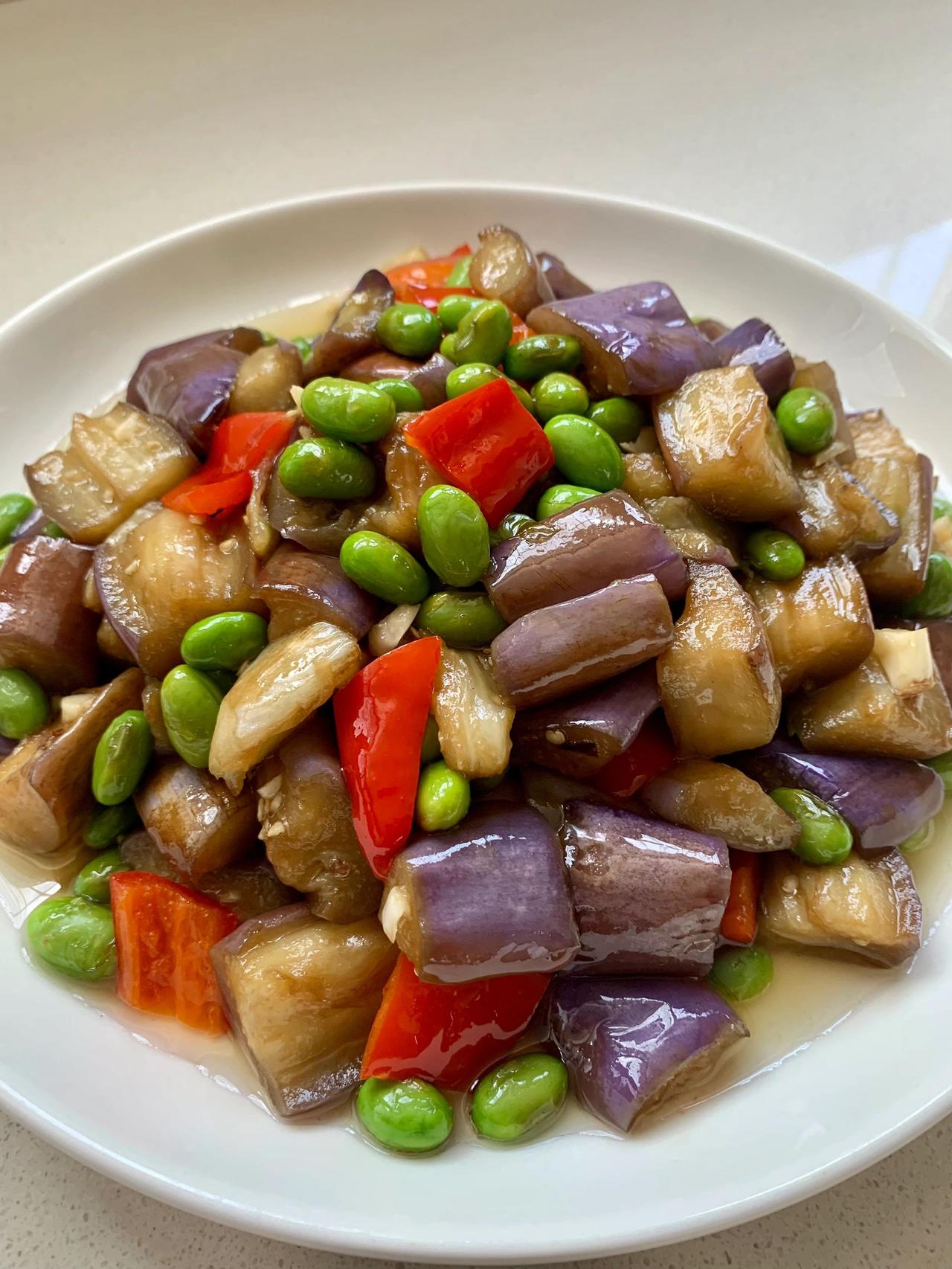 青豆烩茄子，茄子的第四种做法，快舀饭去
茄子烩青豆。是不是两样毫不相关的食材，但
