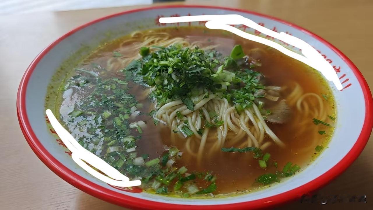 我在村里待久了，有点儿待出土皇帝的感觉了，

这一碗牛肉拉面在市北万达才12元，