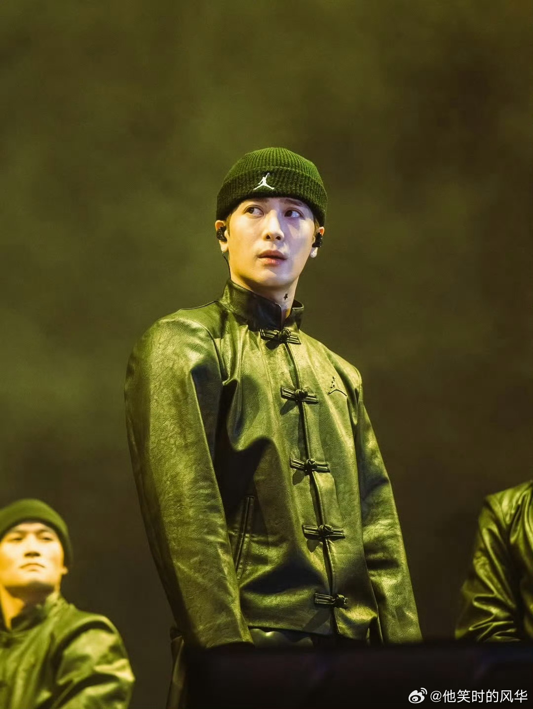 王嘉尔拉美现场硬控几万人 王嘉尔在拉美音乐节的舞台简直炸翻了！与国际顶流同框毫不