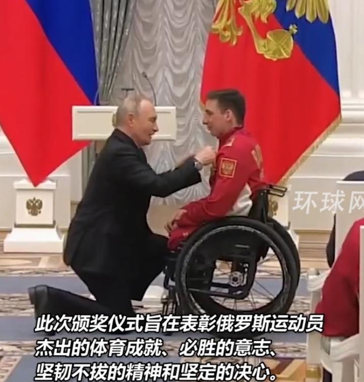 这一幕真的太戳心了！
在克里姆林宫颁奖现场，普京总统看到残奥会冠军伊万·戈卢布科
