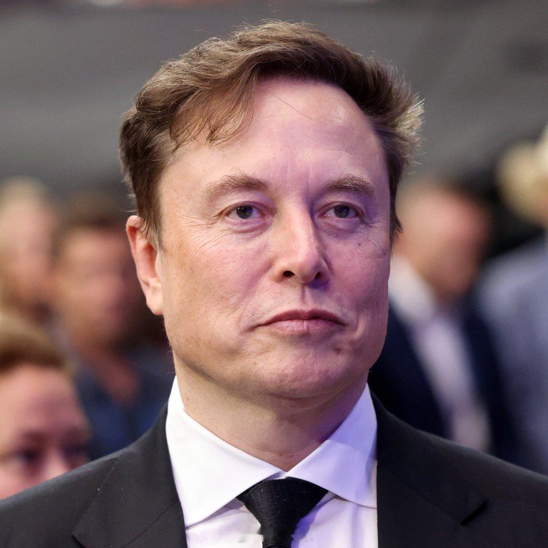 10 年前埃隆·马斯克的净资产为 135 亿美元，而现在是 7490 亿美元。他