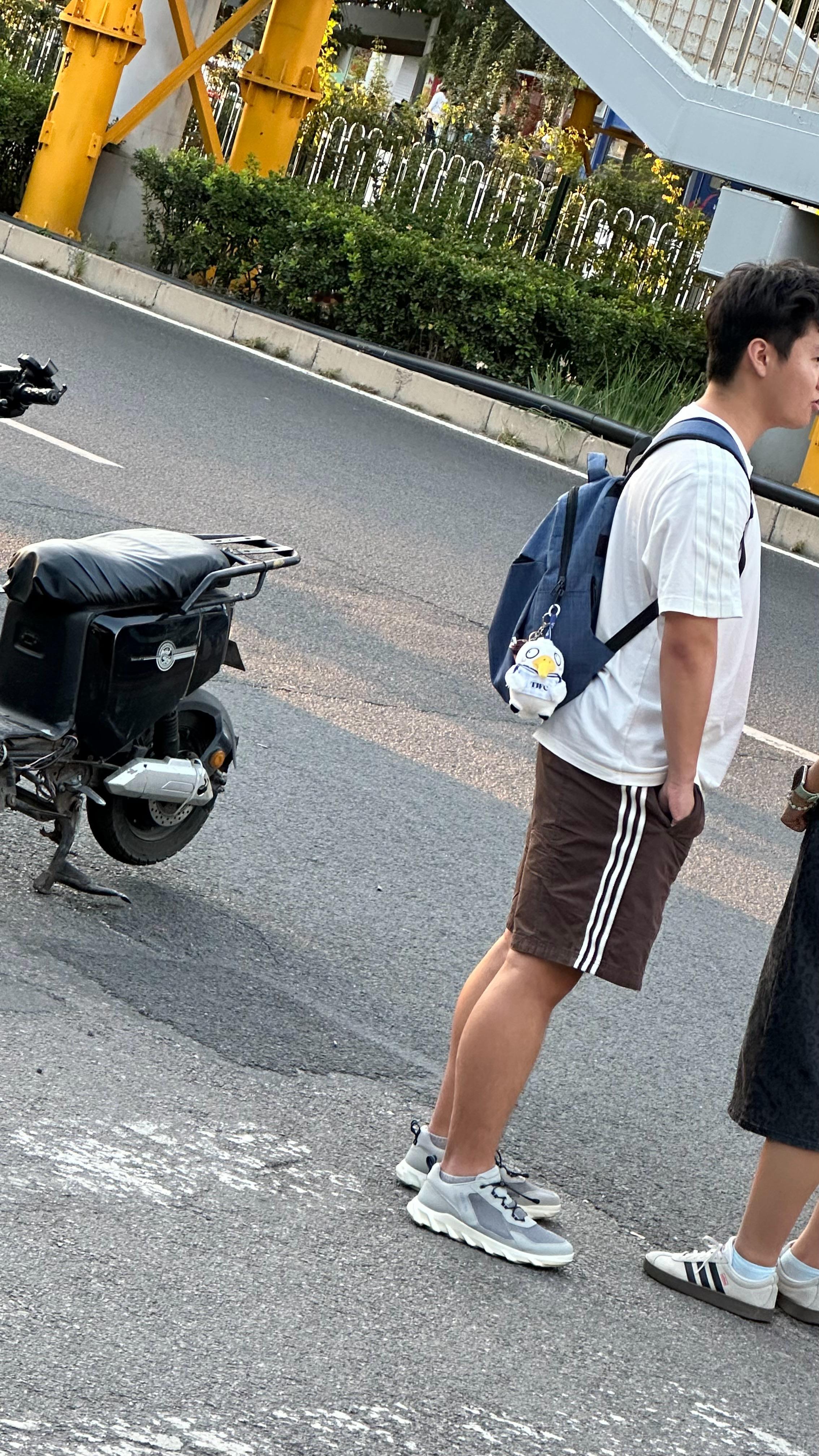 从中传一出门，看见一小伙子挂着鬊鬊…[doge]  ​​​