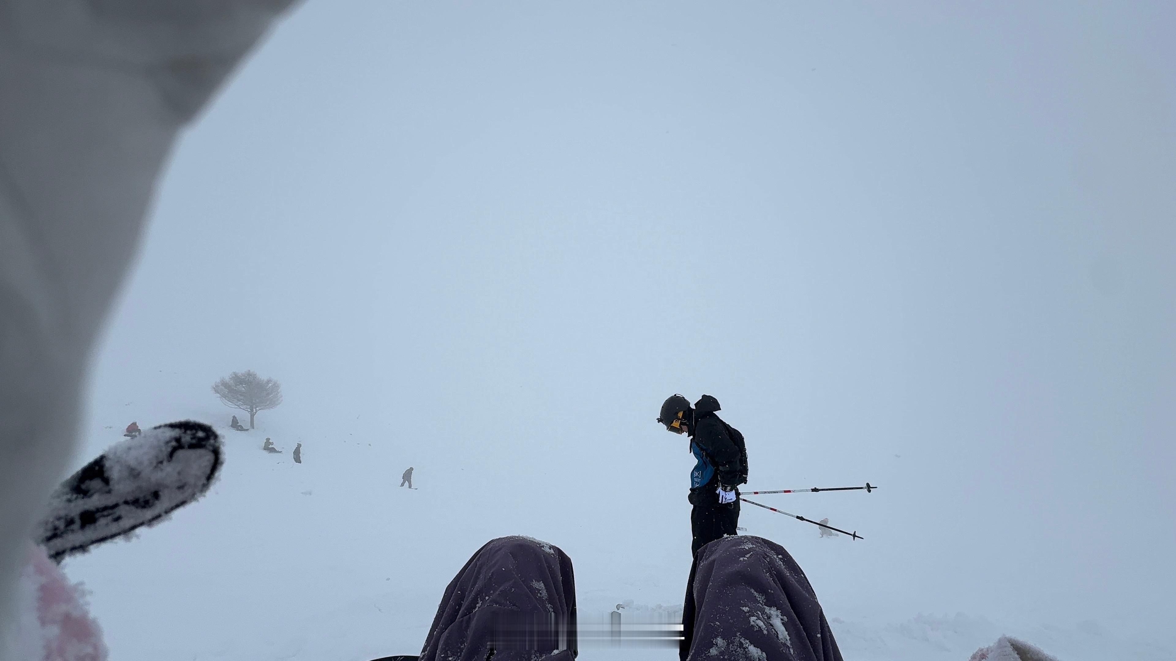 也是赶上了可可下雪！虽然下雪能见度很低，但还是冲了粉（也刨了坑），我宣布可可是我