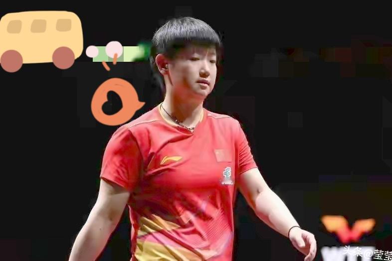 心疼！孙颖莎回京步履蹒跚，8周休养只为满血归来
 
搀扶着慢行的身影，左脚几乎无