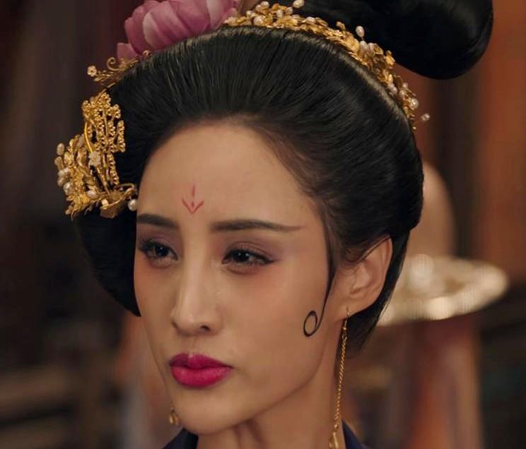 《唐朝诡事录》剧组，真给某些同行上了一课。

第一季，女角色全戴着耳坠，观众直接