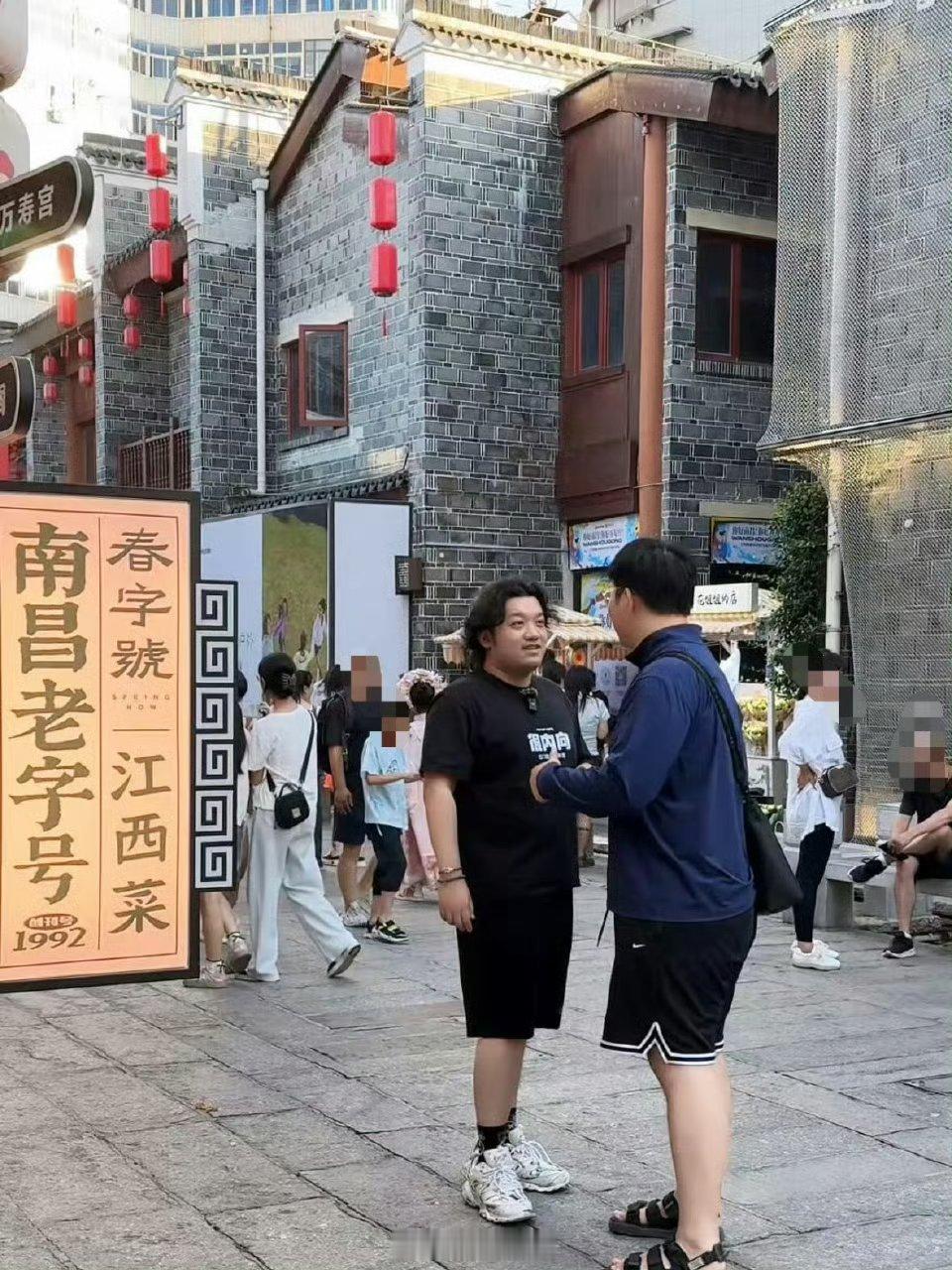哦莫，《家有儿女》里面的小雨饰演者，现在长大的变化真不是一点半点啊，直接横向发展