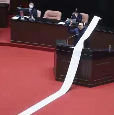 台湾地区立法机构今天审查赖台独弹劾案，国民党立委葛如钧发言时拿着赖台独跳票的政见