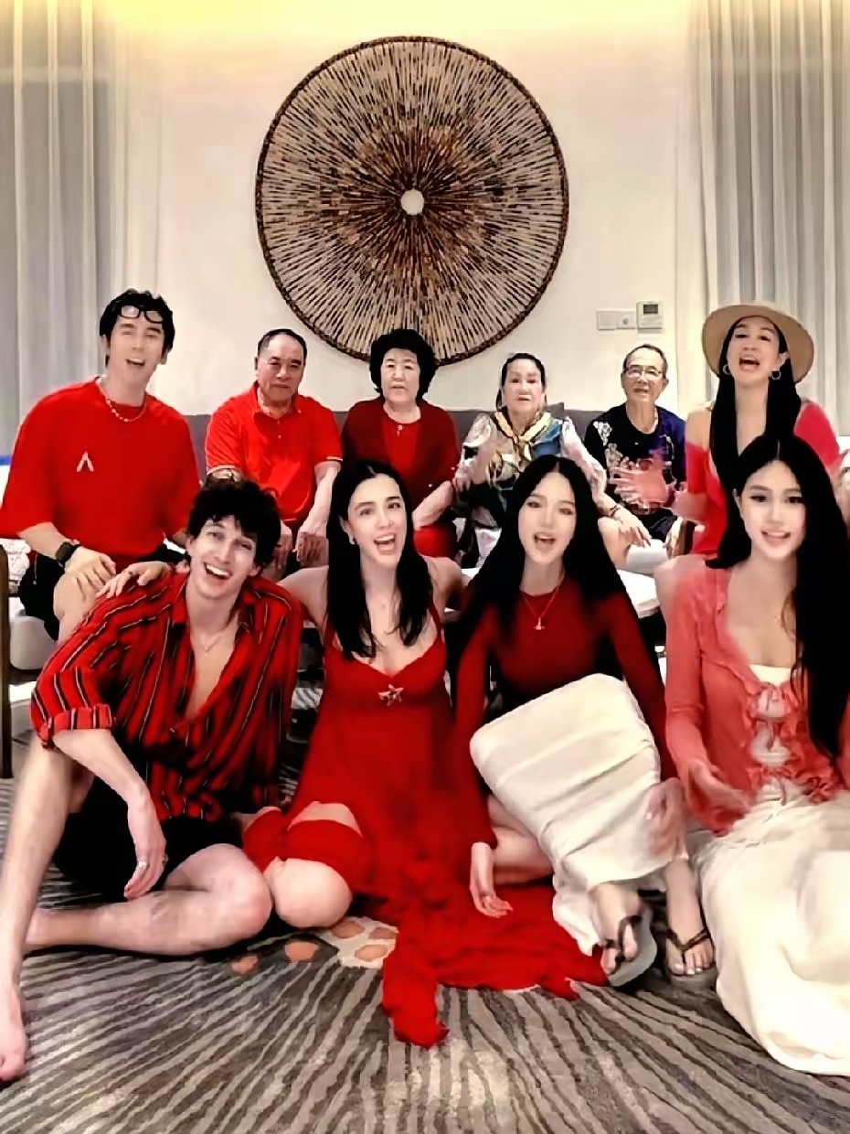 钟丽缇大女儿真敢穿，大年初五带洋男友见家长，低胸裙直接怼到公婆和姥姥姥爷面前。一