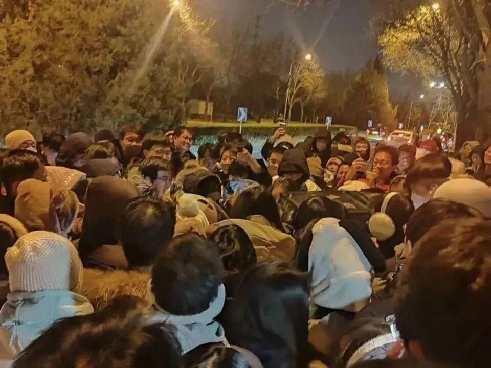 最近鹅腿阿姨事件火遍了全网，其实说起来，也就是一个以次充好的黑心商贩，为什么能引