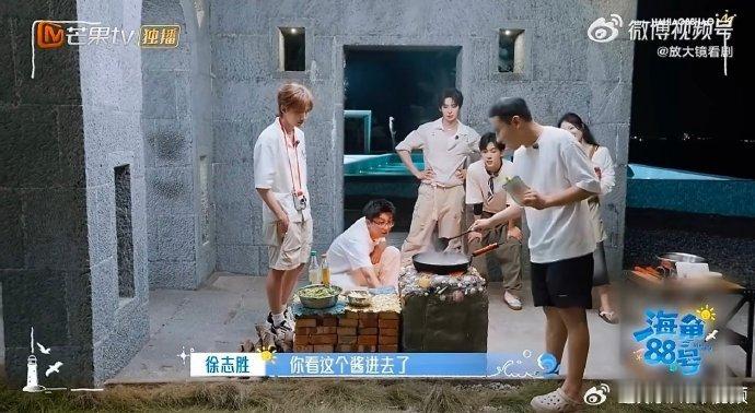 徐志胜一个人炒菜9个人围观海角88号徐志胜在《海角 88 号》炒菜像一场小型喜剧