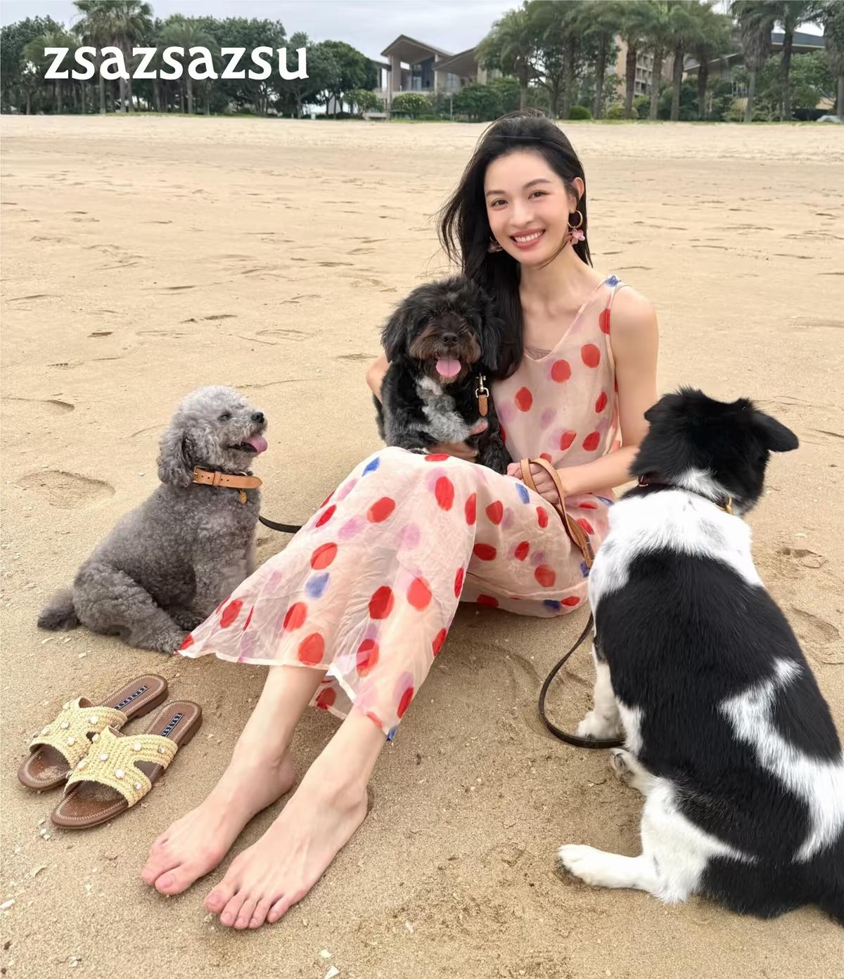钟楚曦～狗子在沙滩上，抱起来，会不会满身的沙子，好精致的脸，这是多大码的鞋子