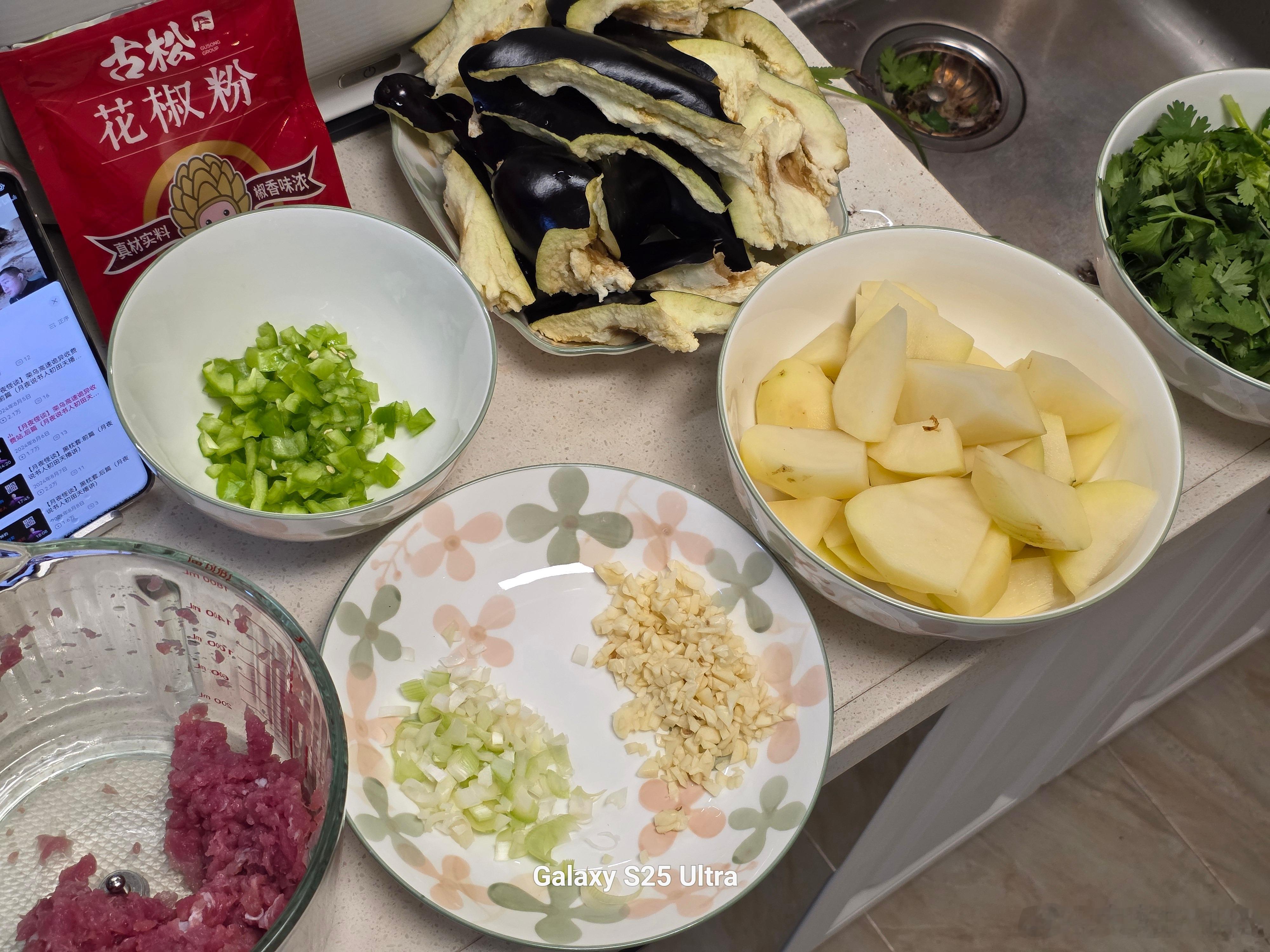 今天中午吃个下饭菜，茄子炖土豆肉沫盖饭，这是上次去西安的时候点的外卖吃的，感觉特