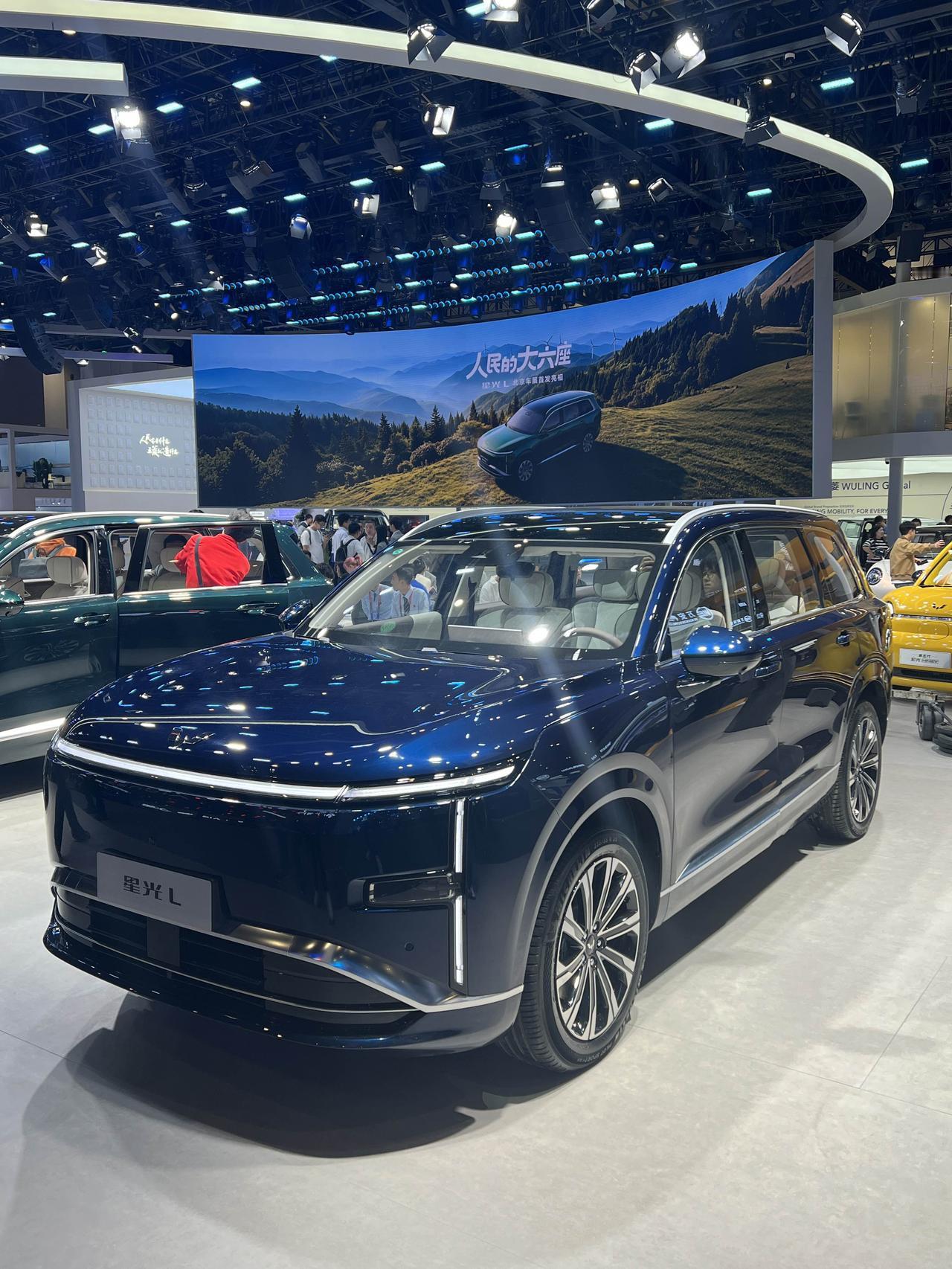 诚如后面大屏的产品标签。

人民更需要一台近5米，车宽不超过1.95米，能出行很