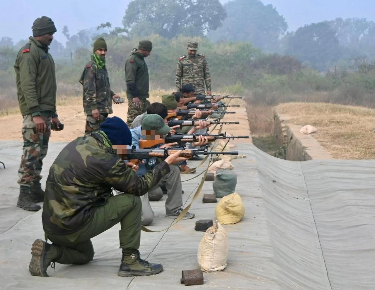 印度民兵从印度陆军获取二手 INSAS 步枪