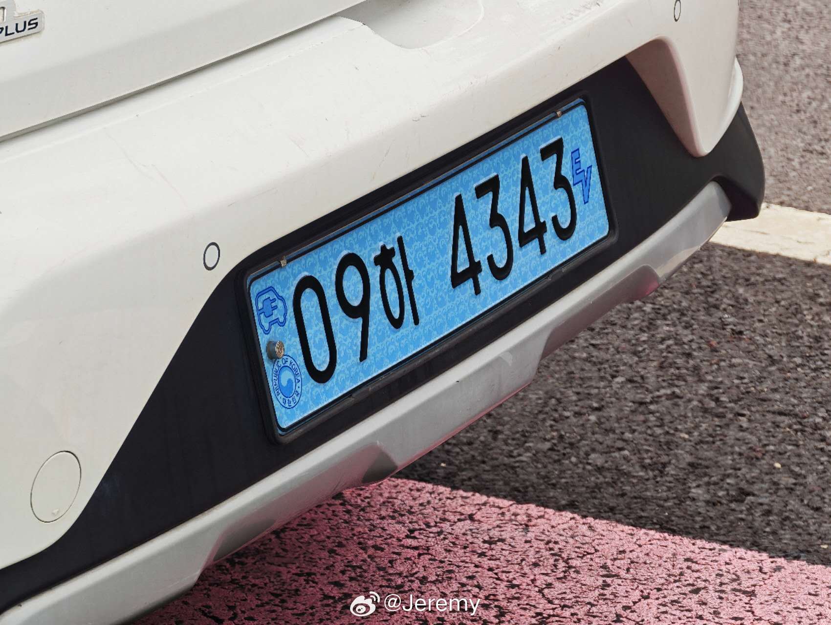 韩国新能源汽车车牌跟中国的临牌挺像的，浅蓝色底纹+黑字，车牌号左边有个带插头的电