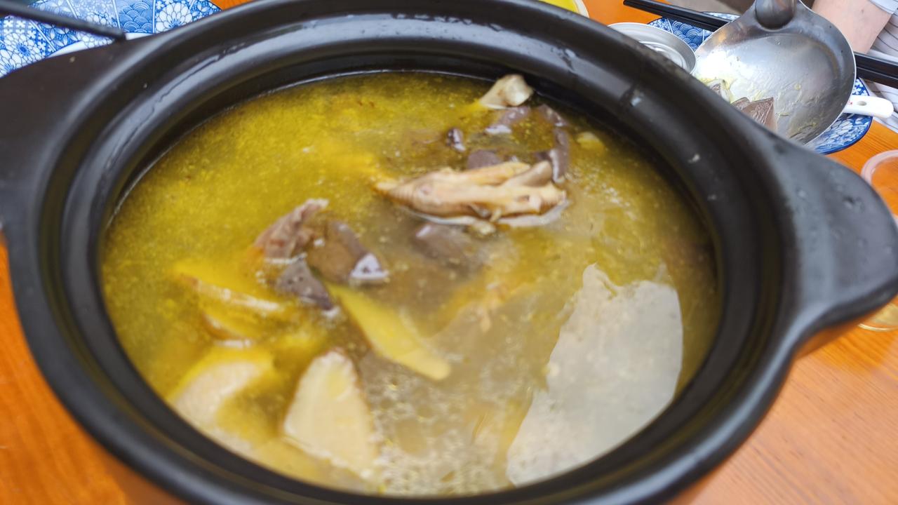 中午吃饭便点了一份老鸭煲，的的确确味道好极了！有鸭子的鲜香，老板说，这是本地的麻