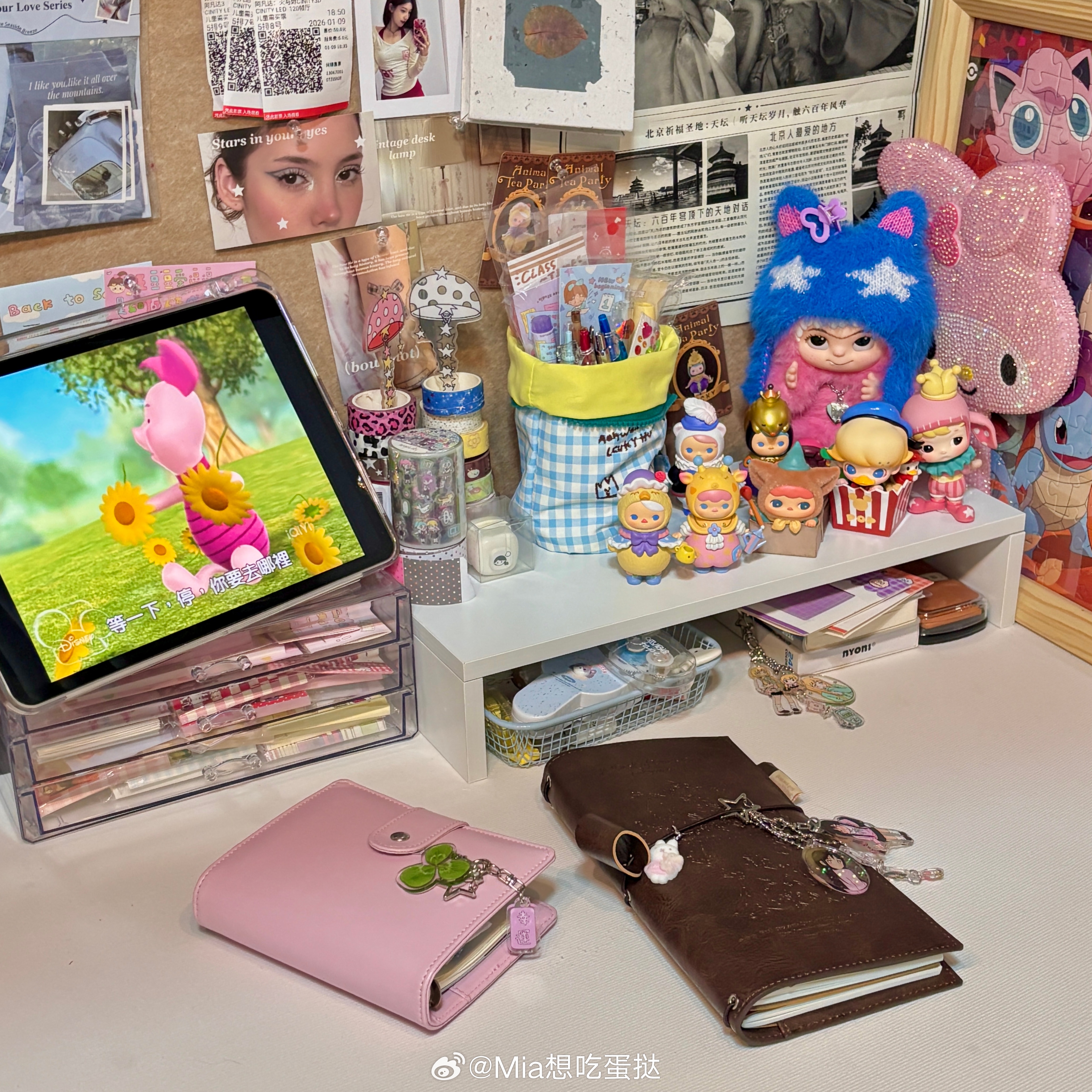 好喜欢小书桌！！喜欢这种乱糟糟的感觉，每一个角落都萌萌哒！怎么这么喜欢毕奇啊！！