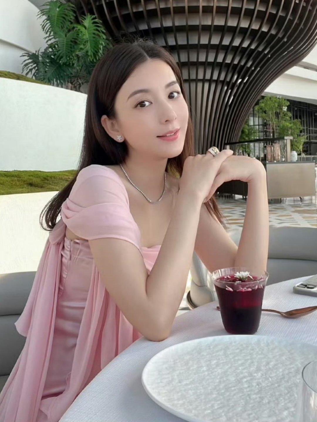 方媛对自己的人生比较满意 节目里，“天王嫂”方媛被问是否愿与周涛、李雪琴互换人生