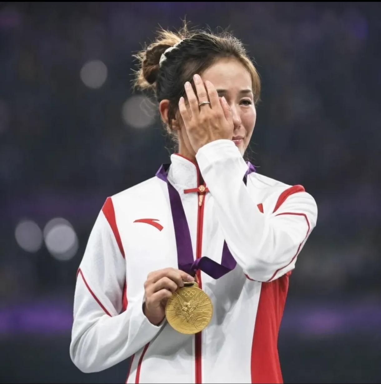 全网破防！中国首位藏族奥运冠军切阳什姐，手握一枚迟到了整整11年的金牌！
从青海