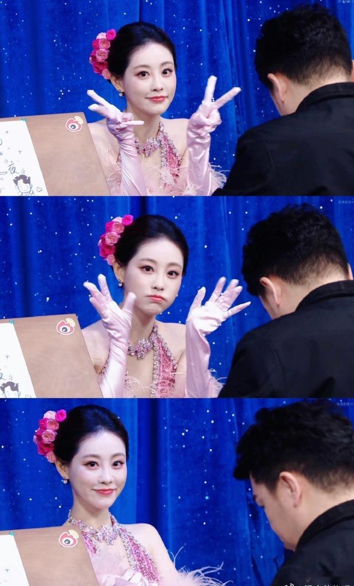 祝绪丹头上插了13朵鲜花祝绪丹这是把春天戴头上了吧13朵粉花错落簪在低盘发上，和