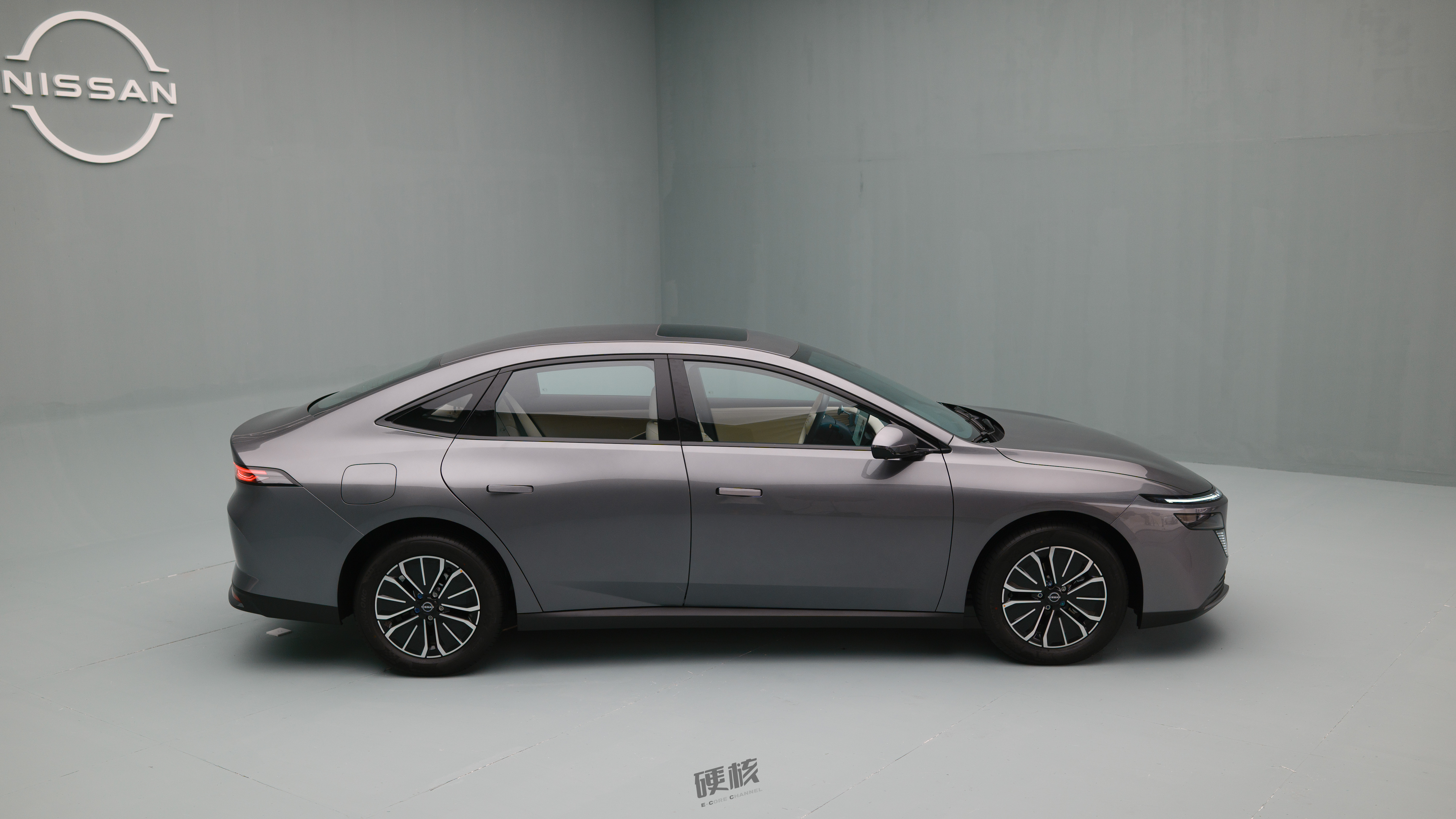 年轻人把家安在车轮上东风日产N6插混版N7 日产N6的外观，从远处看的确有点难以