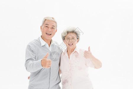 日子像沙漏里的沙，簌簌往下掉时，人就在不知不觉中变老了。

镜中眼角的细纹是第一