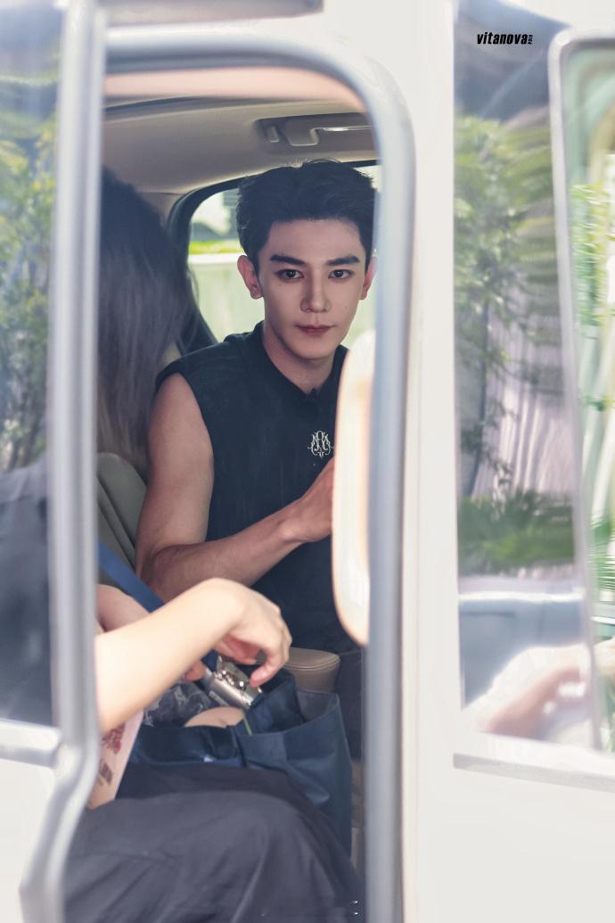 #夏之光无袖背心A感##夏之光无袖背心肌肉线条# 夏之光的无袖黑背心造型，时尚与