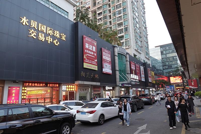 上周陪亲戚去水贝挑三金，差点被眼前的阵仗吓懵。
整个批发市场的过道里挤得全是人，