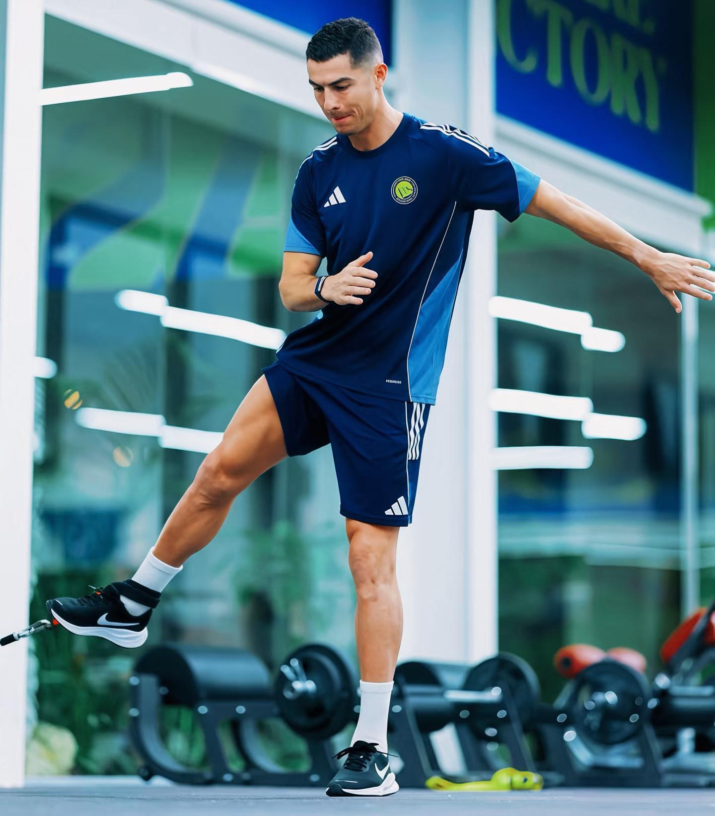 《C罗亚冠首秀撞上圣诞夜，利雅得胜利：小组第一？我们只是想“圣诞快乐”！》圣诞快