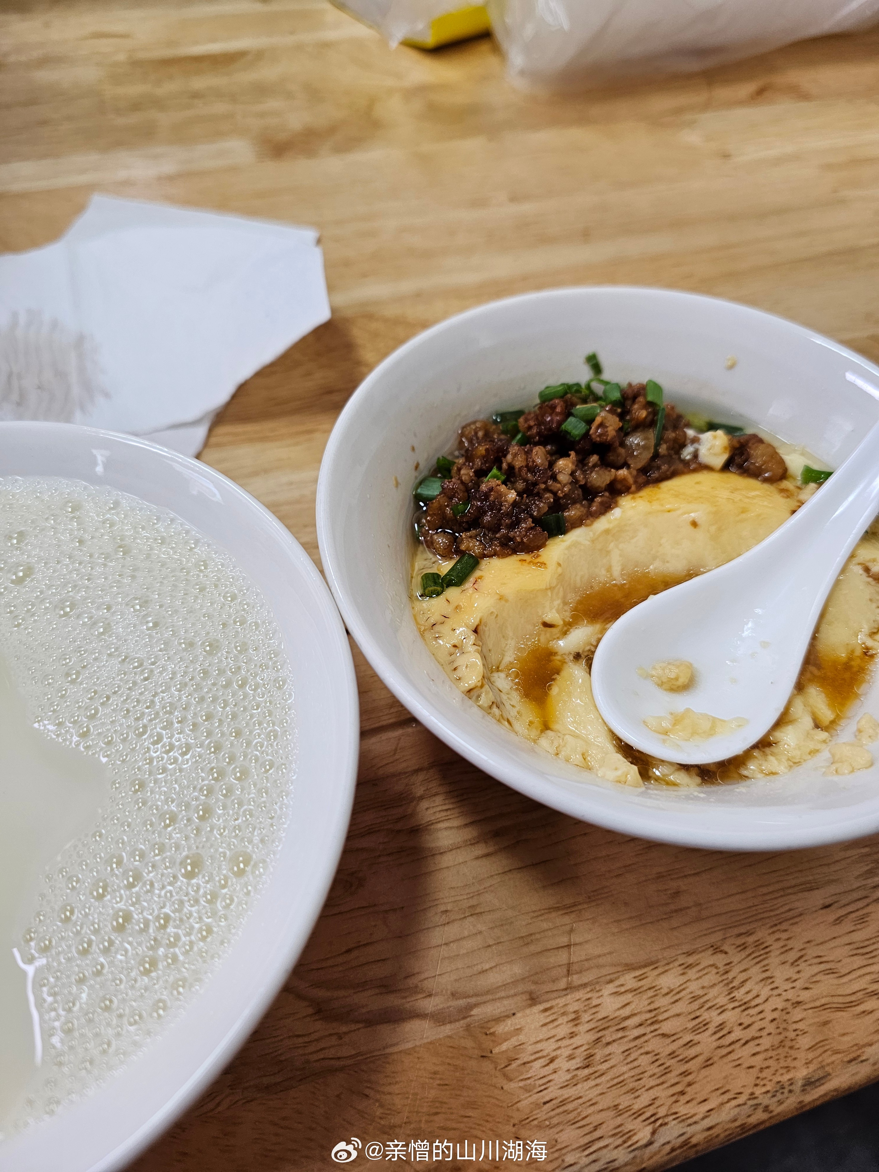 头一回看早餐店有蒸蛋，8元一份看着很嫩，但毕竟是熟了又打热的，吃到嘴里是粉感根本