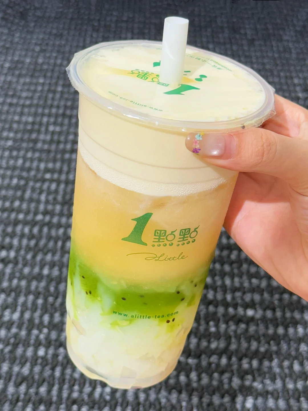 我很少用震撼来形容一杯奶茶！！