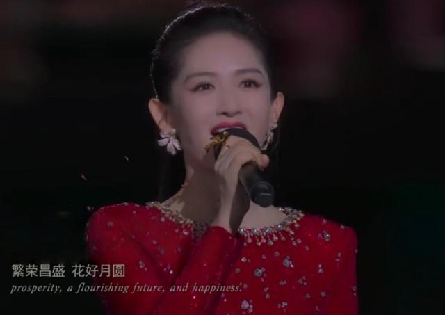 谢娜再一本正经，坐在台上还是少了气场，而且没大气，总而言之还是缺乏内涵。
 
不