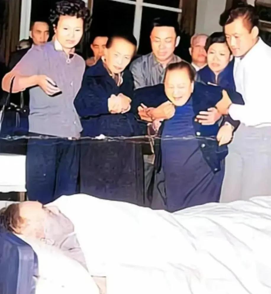 1962年2月，胡适的最后一张遗容，妻子在旁边哭成了“泪人”，就在几个小时前，他