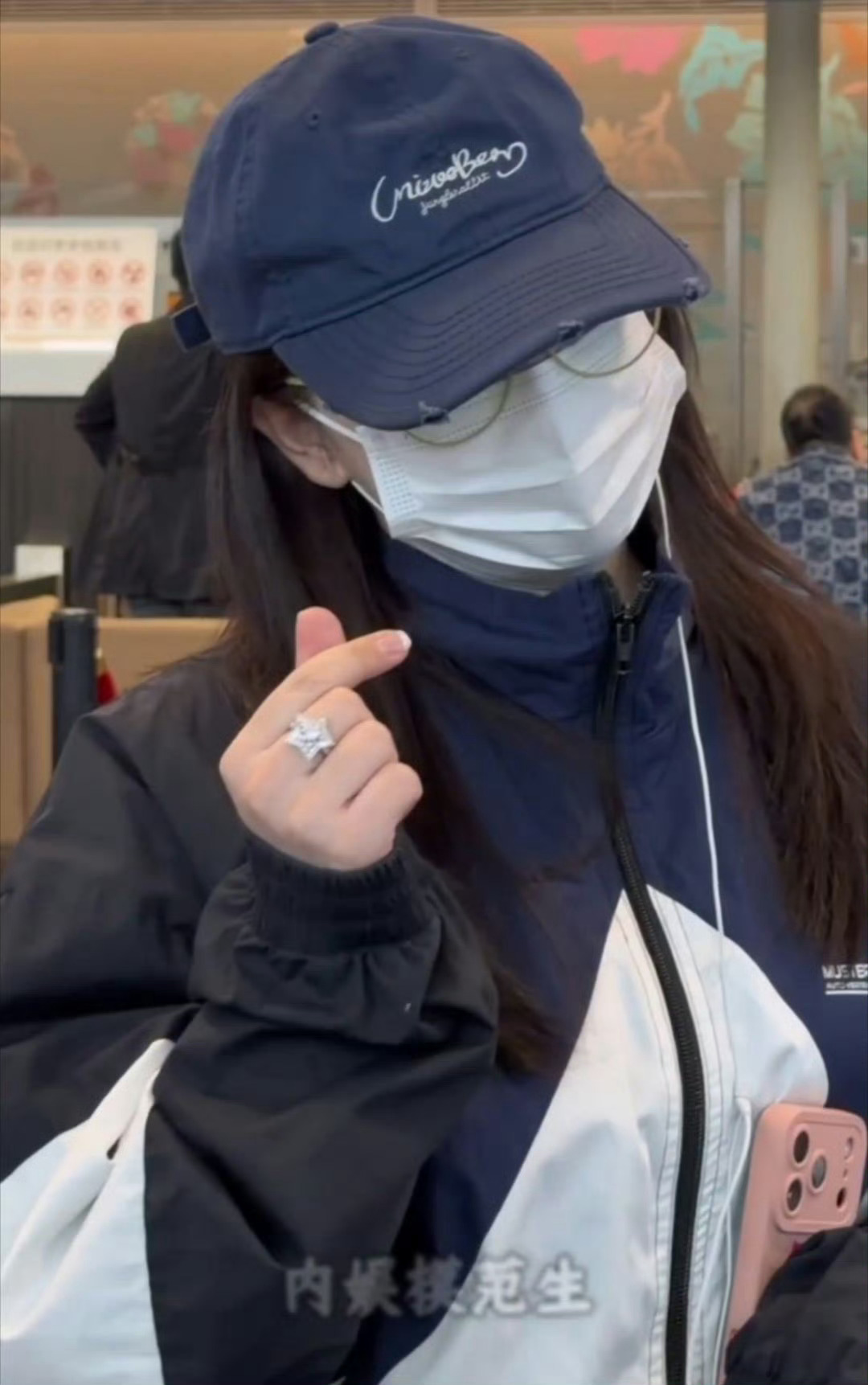 阚清子和老公一同现身机场 阚清子和老公现身机场状态好好，姐姐怀孕这一年真的挺坎坷