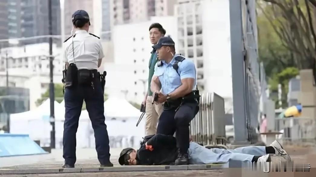 维港突发一幕！
军舰离港之际，外籍
男子禁飞区放飞无人机被当场抓获
 
就在戚继