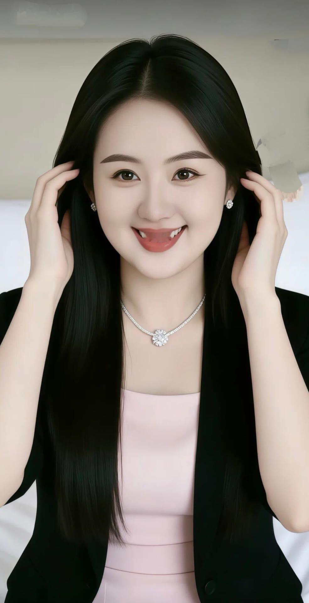 甜美笑容，优雅气质，珍珠项链点缀，完美妆容，女神范儿十足！💖✨