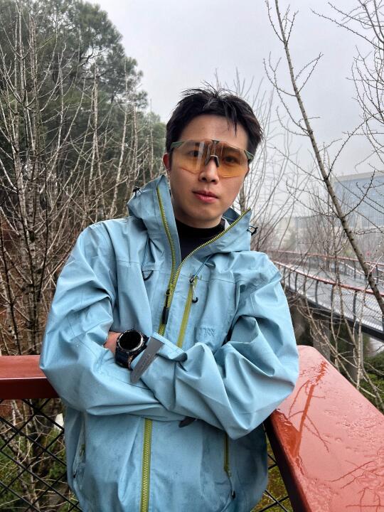 雨中山林跑步，感受春天的生命力