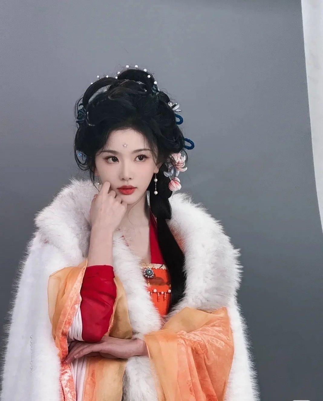 孔雪儿现在和当年邪恶水蜜桃、折腰时期差太多。 