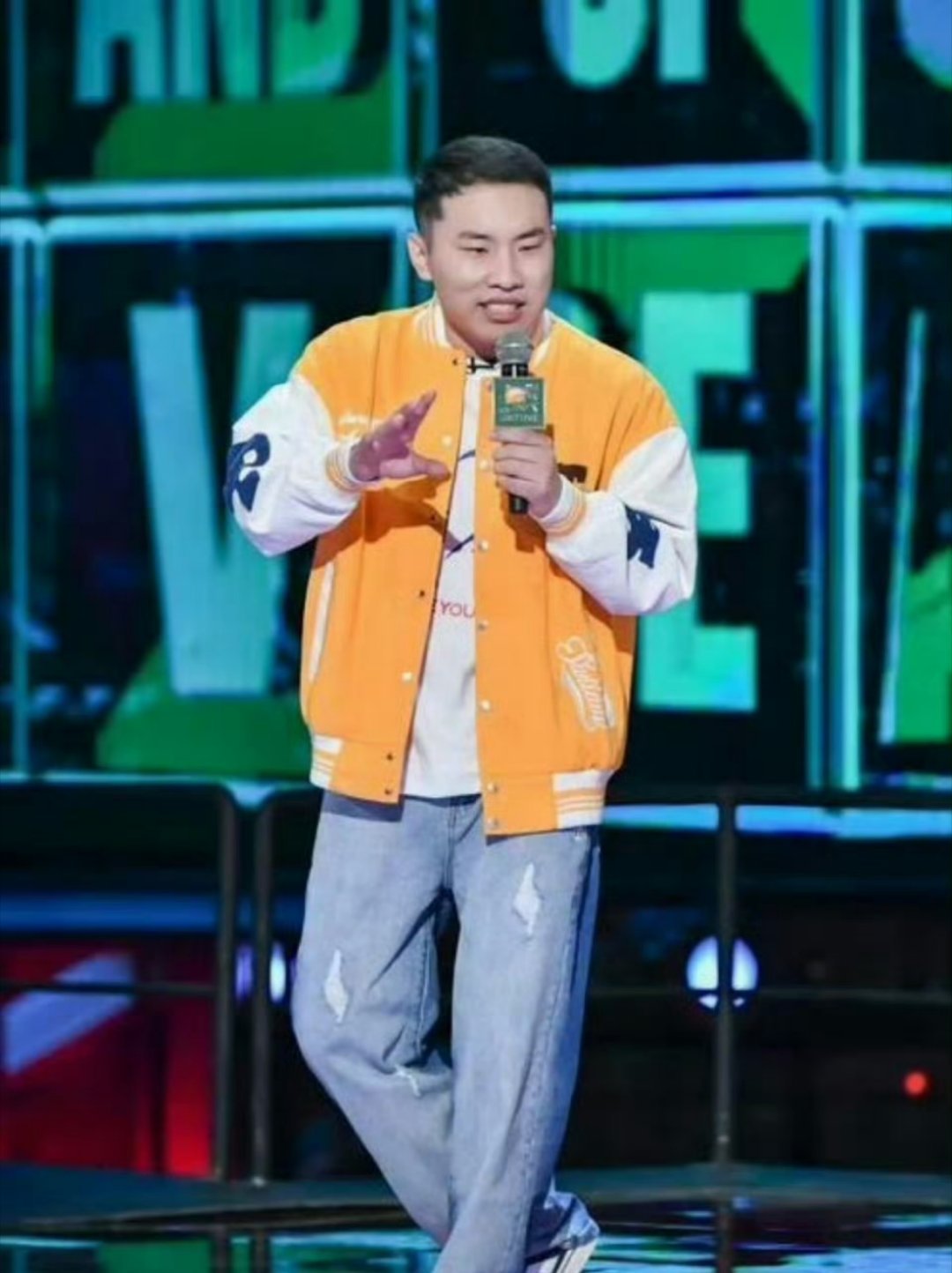 徐志胜的头发：我也有过辉煌的时候[笑cry]哈哈哈那时候头发还是挺茂密的嘛 ​​
