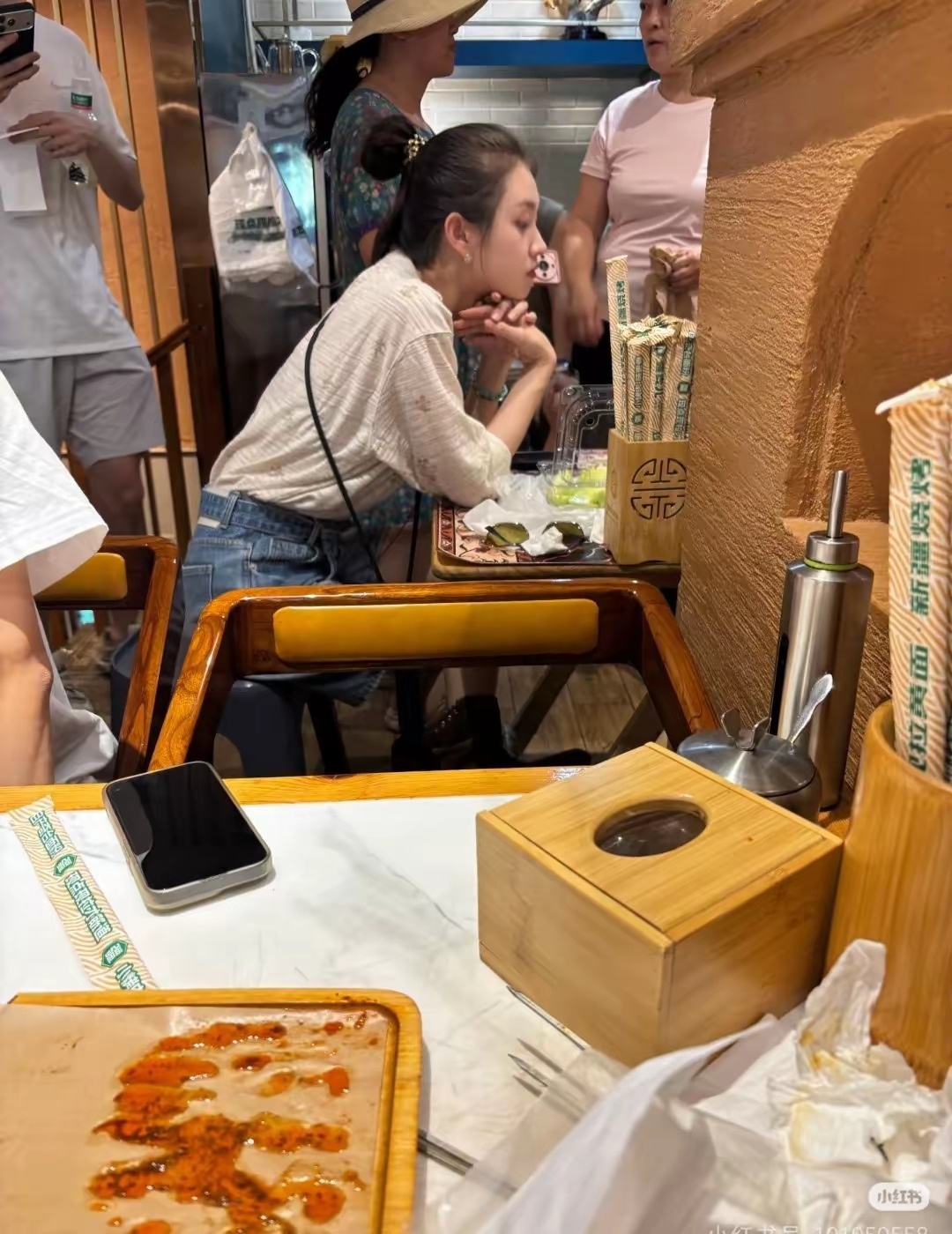 郭宇欣还在新疆惬意度假中，又被路人拍到了！依然很美！ 