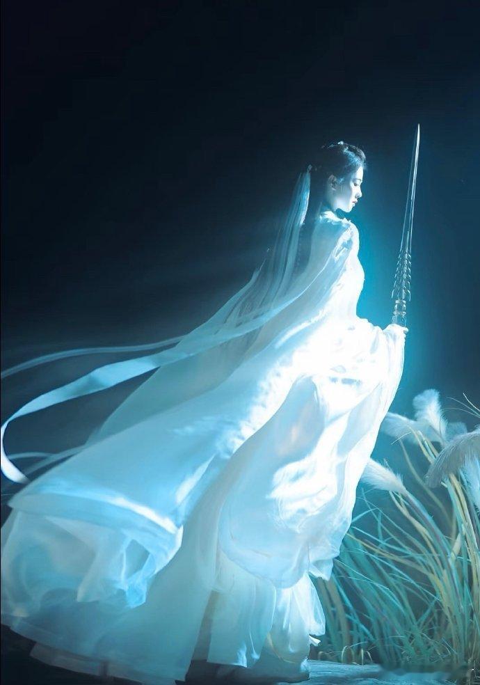 白鹿这组图，仿若从梦幻之境走来，美得惊心动魄。那眉眼间的灵动，身姿的优雅，每一处