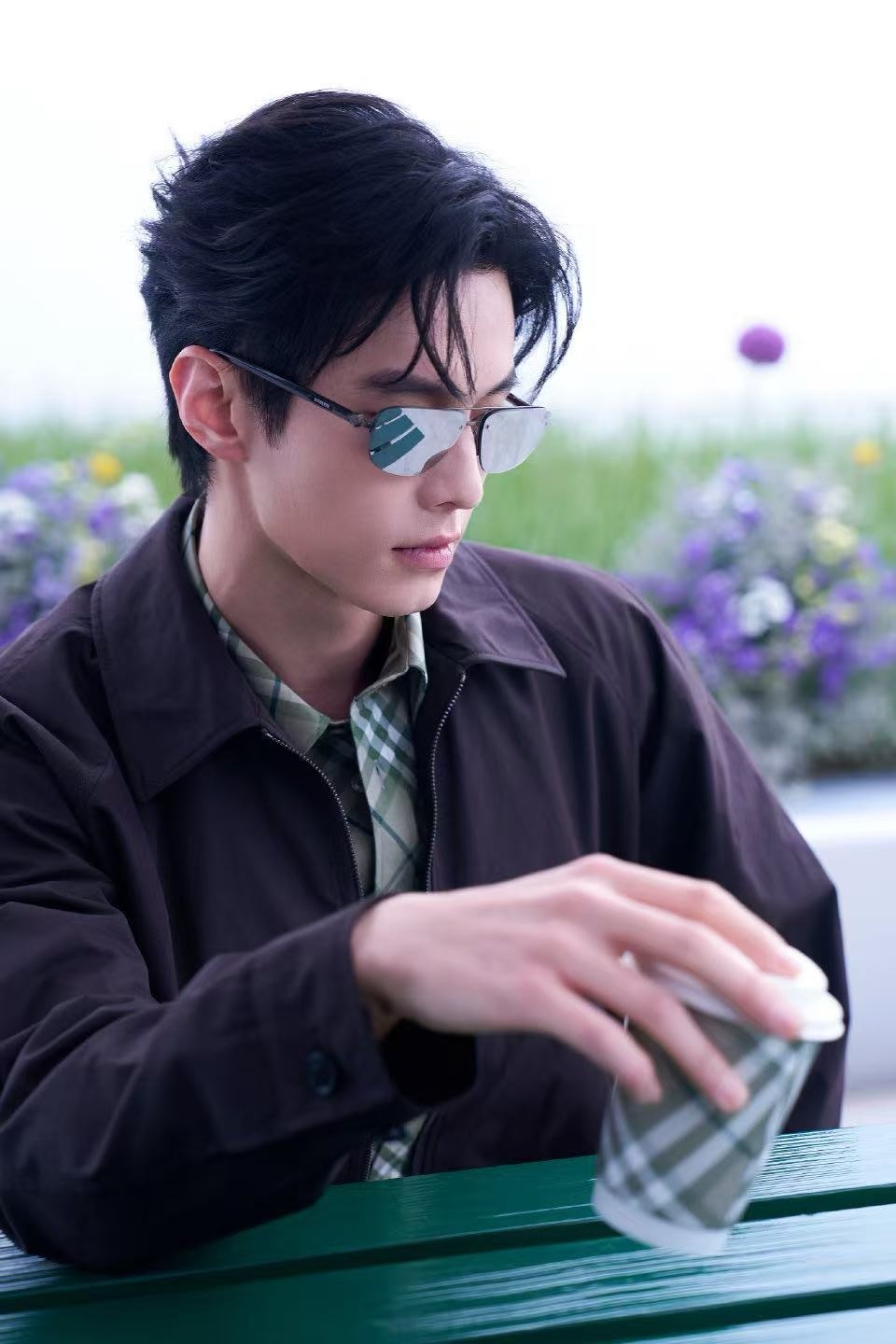 戴墨镜的何与帅的很权威 何与英伦风造型搭配墨镜，酷拽出街也太帅了，结果突然比心卖