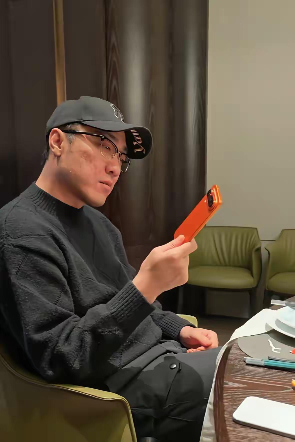 荣耀Magic8 Pro Air未发先火，竟同时收获王自如和罗永浩的喜爱。王自如