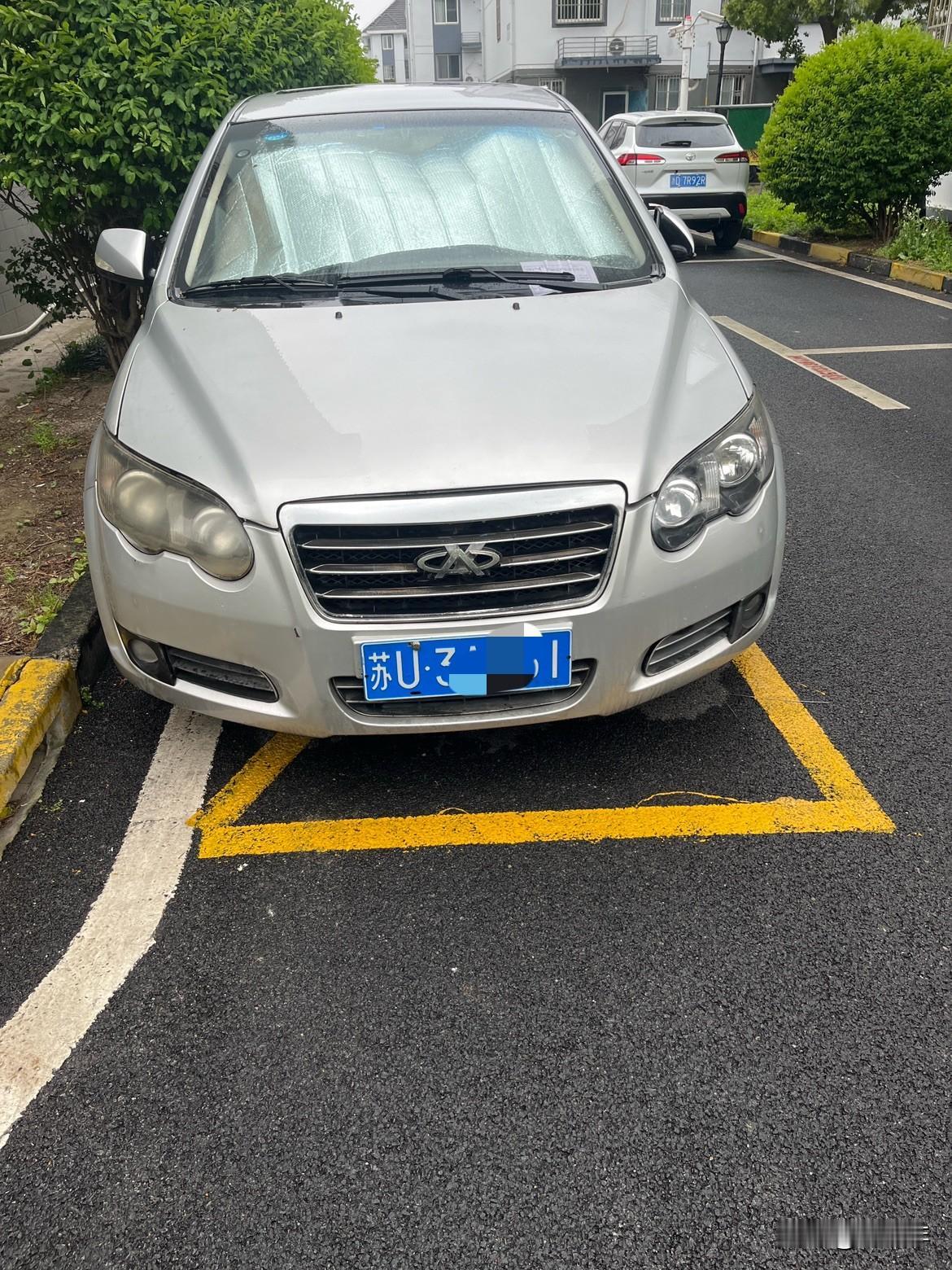 这种人真是太没道德了，把车停在消防通道，防晒布一铺，他把这当长期车位，停着几天都
